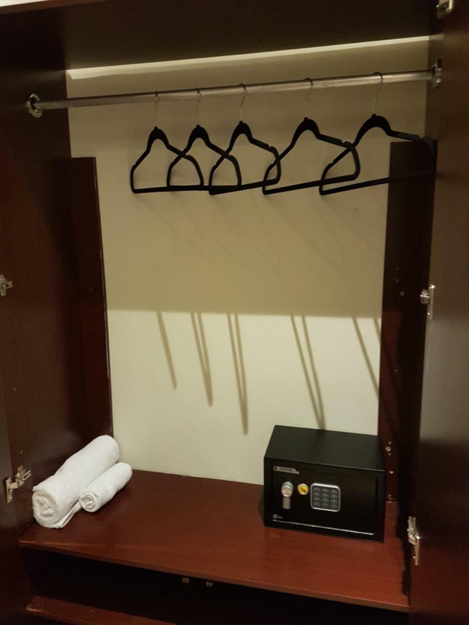 All Days Inn And Out サンサルバドル エクステリア 写真