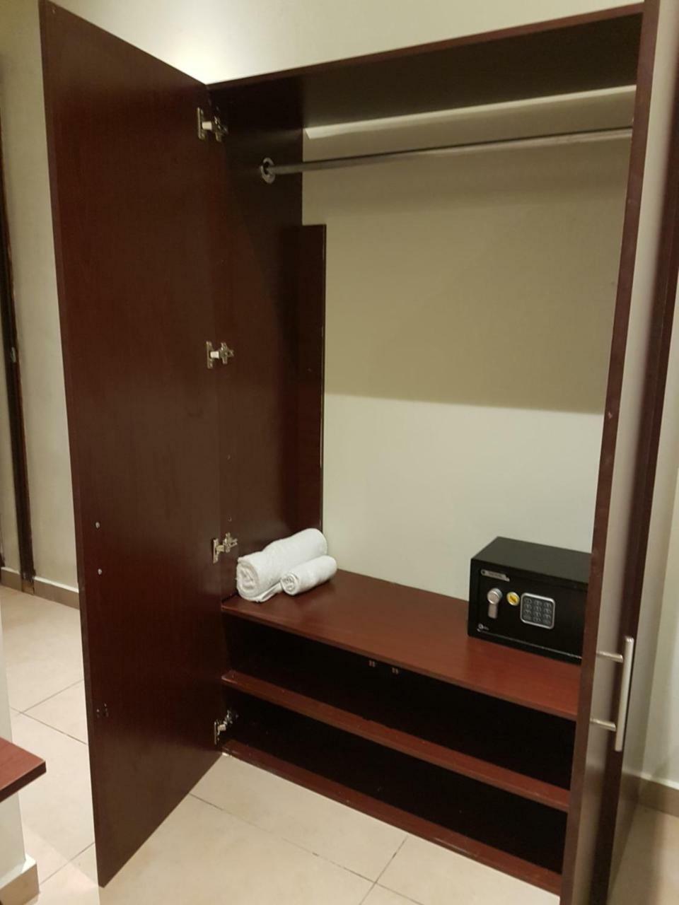 All Days Inn And Out サンサルバドル エクステリア 写真